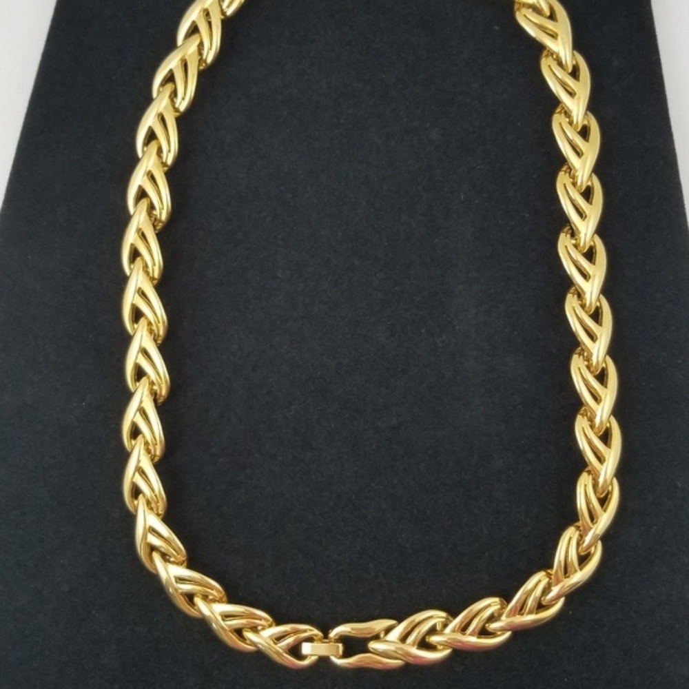 Vintage (heart shaped) gold tone necklace!